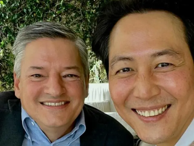 「イカゲーム」の俳優イ・ジョンジェ、米LAでNetflix・CEOテッド氏と笑顔の対面ツーショット（画像提供:wowkorea）