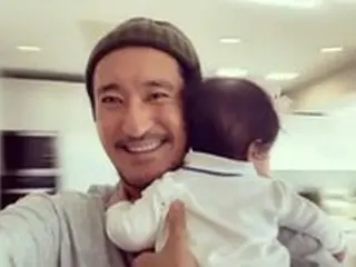 俳優シン・ヒョンジュン、54歳で得た娘を抱いて幸せそうな表情「愛してる」