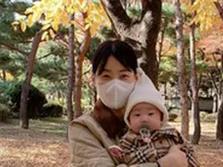 女優ハン・ジヘ、秋の公園で娘ユンスルちゃんとカップルルックを披露