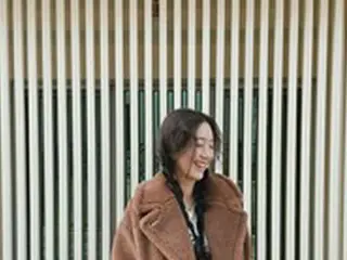 女優チョン・リョウォン、三つ編みおさげスタイルで愛らしいスマイル披露