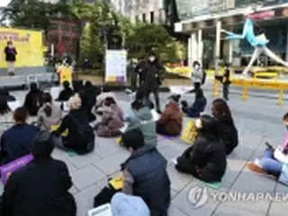慰安婦問題の集会巡り衝突続く　「少女像」周囲にバリケード＝韓国