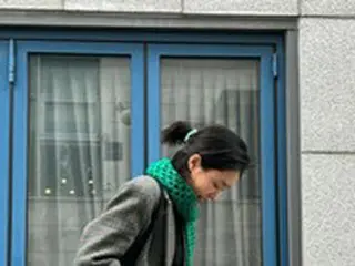 女優チェ・ジョンアン、40代のかわいらしいファッション…緑のマフラーがポイント