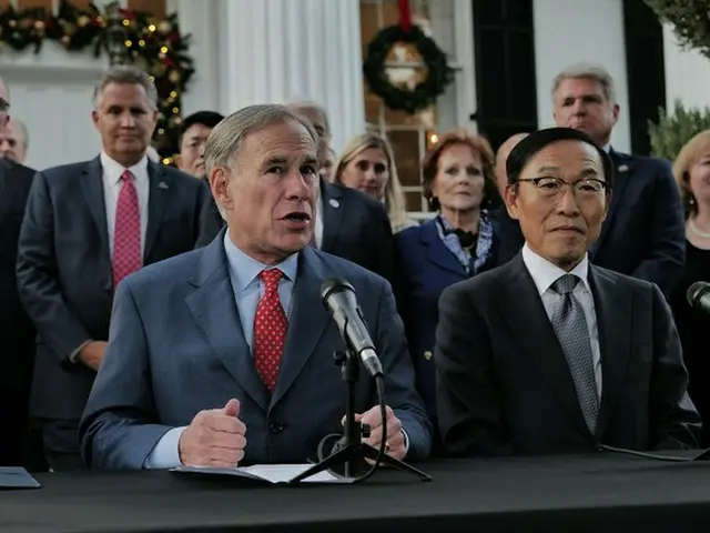 キム・ギナム サムスン電子代表理事副会長（右）とグレッグ・アボット テキサス州知事が、タイラー市の半導体工場設立について発表している様子（画像提供:wowkorea）
