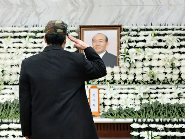穴のあいた靴下を履いて故全斗煥元大統領に挙手敬礼…韓国革新系の理論家「実に多くのことを示してくれる」（画像提供:wowkorea）