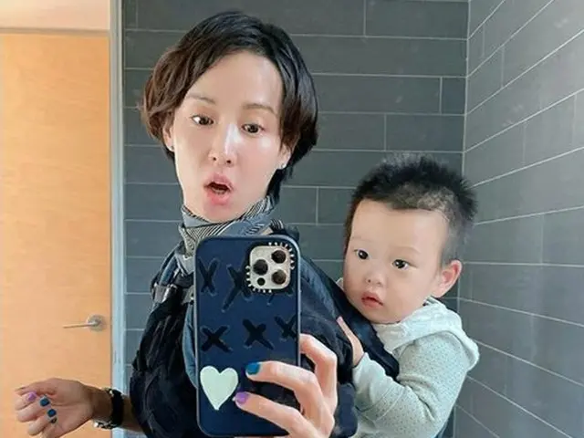 女優チョ・ヨジョン、赤ちゃんをおんぶして「女優の週末」…親友のソン・ヘギョも「赤ちゃんが二人」とコメント（画像提供:wowkorea）