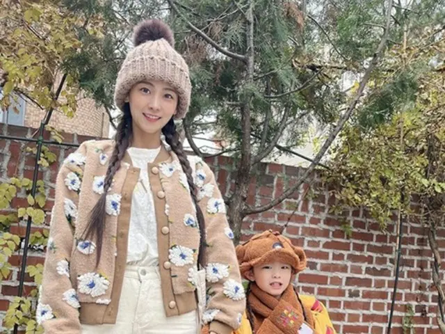 ムン・ヒジュン（H.O.T.）＆ソユル（元CRAYON POP）の娘、芸能人DNA引き継ぎ”モデルポーズ”も習得（画像提供:wowkorea）