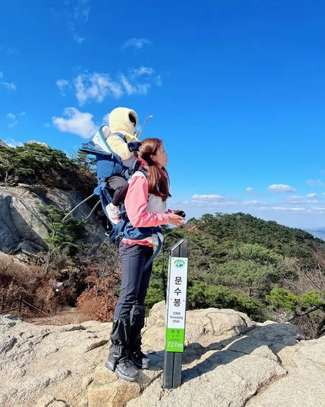 女優のイ・シヨン、体重15kgの4歳息子を背負って登頂成功…「ママは偉大だ」（画像提供:wowkorea）