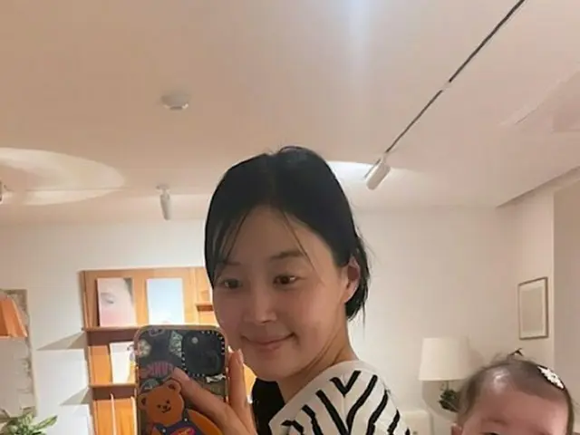 女優ハン・ジヘ、きっちりとおんぶ…「難しい結び方に成功」（画像提供:wowkorea）