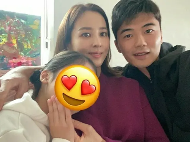 女優ハン・ヘジン、サッカー選手キ・ソンヨン夫婦が家族写真を公開した。（画像提供:wowkorea）