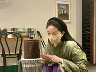 チョンジン（SHINHWA）の妻リュ・イソさん、キラキラのダウン＆紫のパンツでレトロに変身