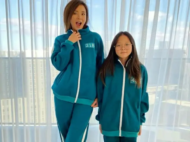 サランちゃん、ママSHIHOと一緒に「イカゲーム」ウェアを着て記念写真（画像提供:wowkorea）