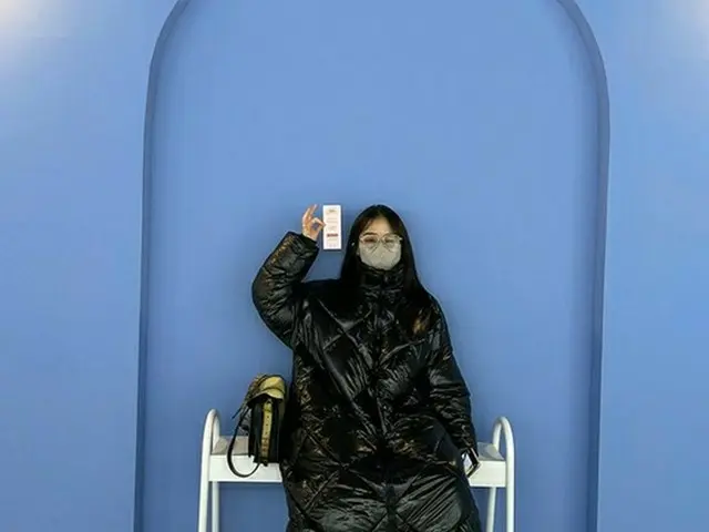 女優キム・ヒャンギ、ロングダウンコートで足だけ出した姿を公開（画像提供:wowkorea）