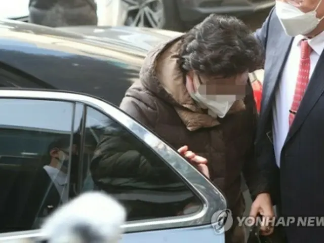 法廷に向かう尹氏の義母=23日、議政府(聯合ニュース)