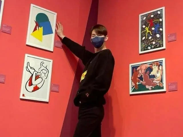 チョ・グォン（2AM）、赤いハイヒール姿で展示会にお出かけ…「私は私として存在する」（画像提供:wowkorea）
