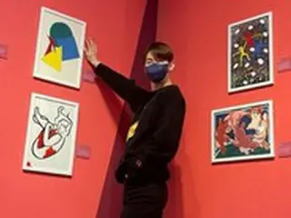 チョ・グォン（2AM）、赤いハイヒール姿で展示会にお出かけ…「私は私として存在する」