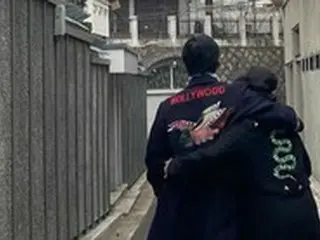 俳優シン・ヒョンジュン、12歳年下の妻と映画のような後ろ姿のツーショット…手を取り合ってラブラブな日常