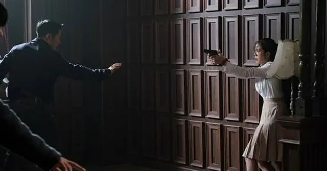 「スノードロップ」ジス、チョン・ヘインに銃口を向ける　緊張感いっぱい（画像提供:wowkorea）
