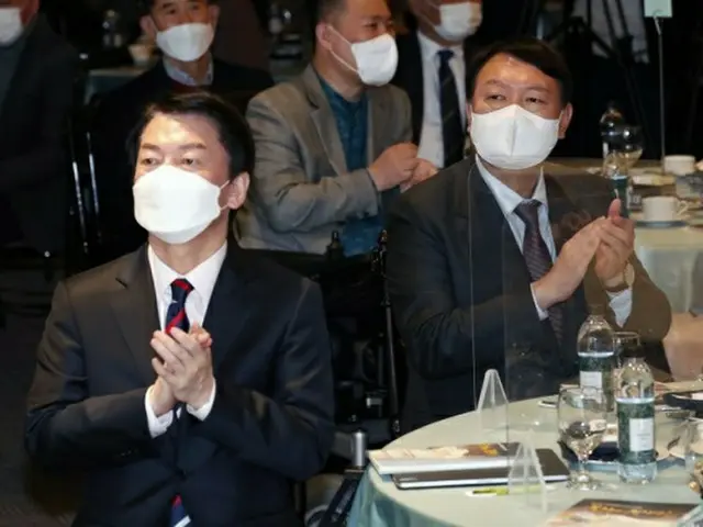 韓国最大野党“国民の力”の尹錫悦候補（右）と野党“国民の党”の安哲秀候補（画像提供:wowkorea）