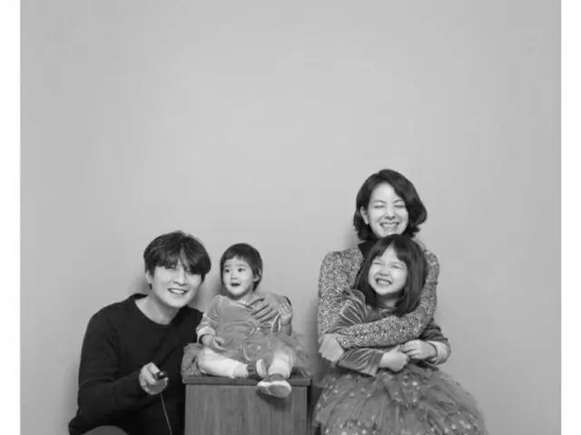 “イ・ジェハク（元Loveholics）の妻”秋葉里枝、家族写真を公開（画像提供:wowkorea）