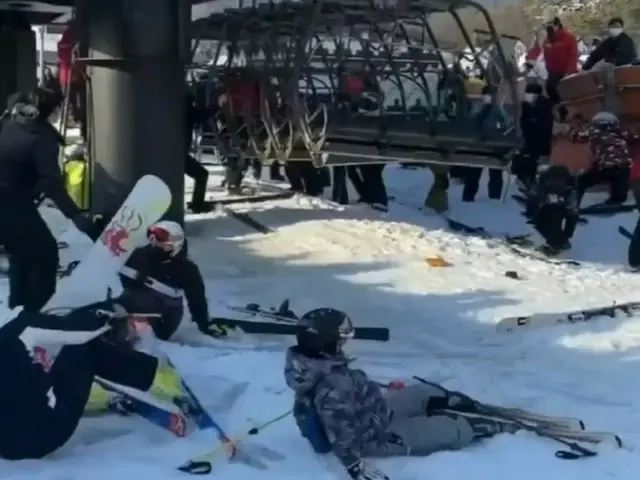 スキーリフト逆走事故…利用客はリフトから離れながら転倒し、子どもが負傷＝韓国京畿道（画像提供:wowkorea）