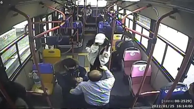 乗客が倒れるも15秒後に心肺蘇生法…バスの運転手・乗客が救う＝韓国（画像提供:wowkorea）