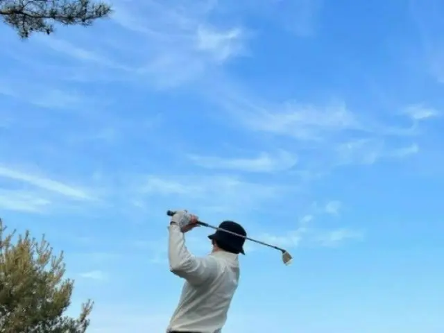 俳優パク・ソジュン、青空の下でナイスショット!?　…ゴルフをするフォームも完ぺきなフィジカルの持ち主（画像提供:wowkorea）