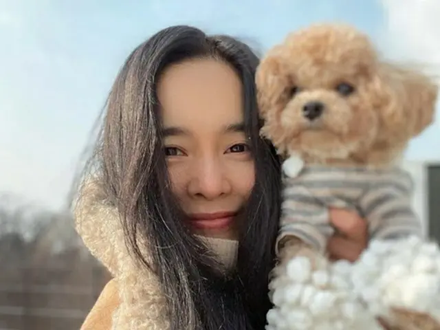 女優チョン・ヘヨン、愛犬を抱えてラブリーな美貌を披露（画像提供:wowkorea）