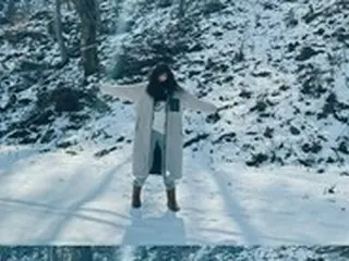 “41歳”女優チョン・リョウォン、雪の中ではしゃぐ姿を公開！“初恋”のようなビジュアル