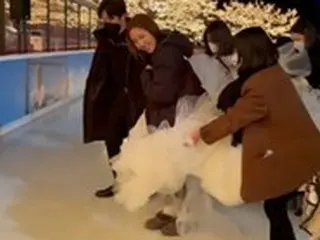 “結婚発表” ソン・ダムビ、ウェディンググラビア撮影のビハインドカット公開「寒くても幸せ」