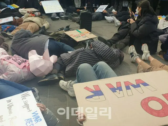 駐韓ロシア大使館前で市民らが横たわり「戦争反対パフォーマンス」＝韓国（画像提供:wowkorea）