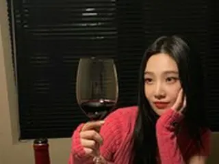 ジョイ（Red Velvet）、ワイングラスを持つ姿も愛らしい