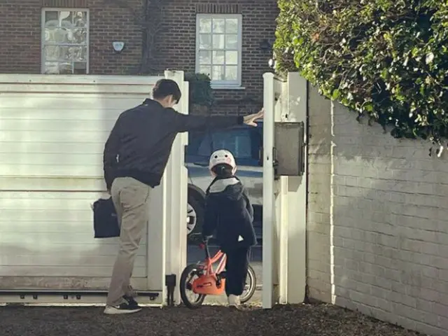 元サッカー韓国代表パク・チソン-キム・ミンジ夫妻、英国での幸せな日常「子供は自転車に乗って登校」（画像提供:wowkorea）