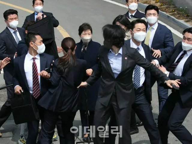 ものすごい瞬発力で朴槿恵前大統領を全身で守った女性警護員が中国でも話題に（画像提供:wowkorea）