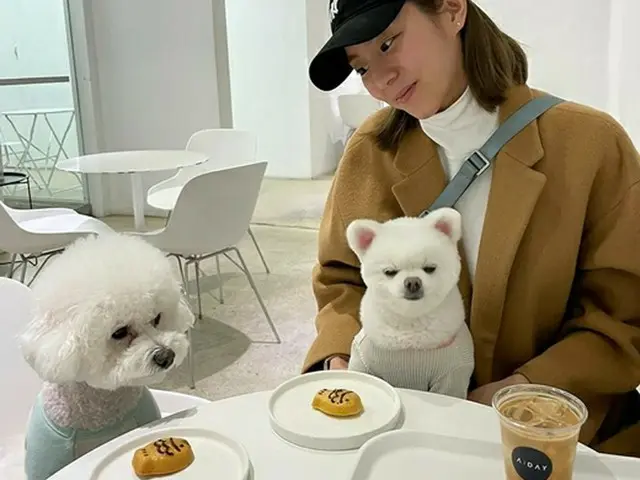 ユイ（元AFTERSCHOOL）、愛犬2匹とのカフェデートで母親の表情 「ママ、最高でしょ？」（画像提供:wowkorea）