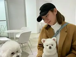 ユイ（元AFTERSCHOOL）、愛犬2匹とのカフェデートで母親の表情 「ママ、最高でしょ？」