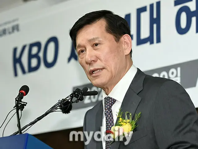 慎重なKBOの許亀淵総裁、「カン・ジョンホの任意解約？熟考している」（画像提供:wowkorea）