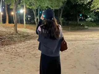 女優パク・ボヨン、1か月ぶりのSNS更新で近況報告 「夜の公園で」