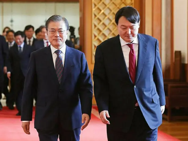 文在寅大統領（左）と尹錫悦次期大統領（右）（画像提供:wowkorea）