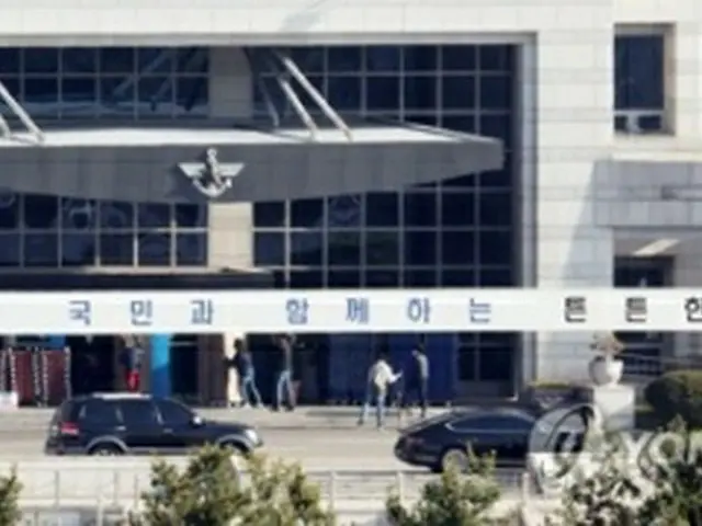 国防部では引っ越しの作業が始まった＝8日、ソウル（聯合ニュース）