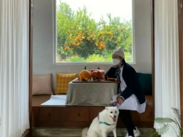 女優ソン・ユリ（Fin.K.L.）、 愛犬と育児の合間にデート…出産後のヒーリングのひとときを公開（画像提供:wowkorea）