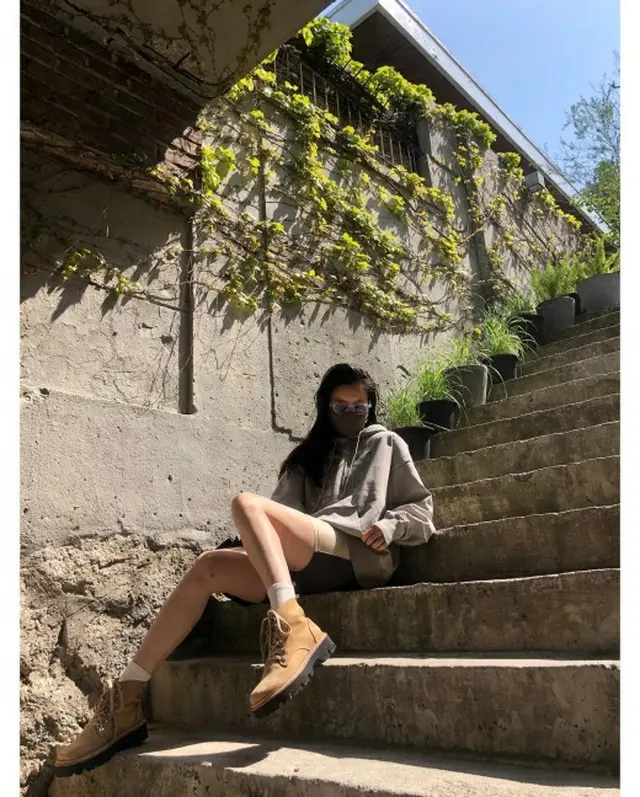 女優ハン・ヒョジュ、座っていても脚の長さが目立つ”身長172cmの脚線美”（画像提供:wowkorea）
