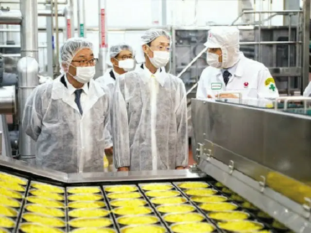 韓国“農心”の辛東原会長が、米カリフォルニア州の第2工場の生産ラインを視察している様子（画像提供:wowkorea）