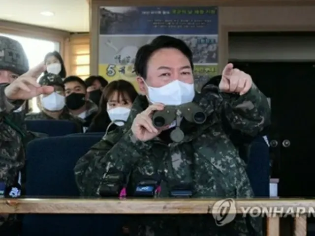 昨年１２月、北朝鮮との軍事境界線に近い韓国陸軍の前線部隊を訪問した尹氏（資料写真、国会写真記者団）=（聯合ニュース）