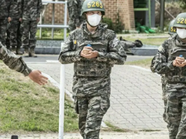 海兵隊に入隊中のピオ（Block B）、訓練写真が話題1（画像提供:wowkorea）
