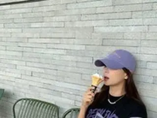 女優コ・ソヨン、アイスクリームを食べても太らない49歳…優雅な脚線美