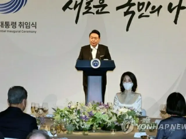 夕食会であいさつする尹大統領＝１０日、ソウル（聯合ニュース）