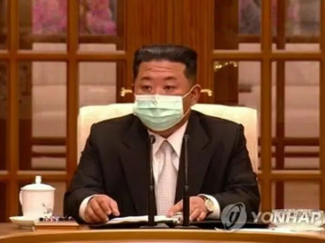 北朝鮮は１２日にマスクを着用した金正恩氏の姿を初めて公開した（資料写真、朝鮮中央テレビの映像より）＝（聯合ニュース）≪転載・転用禁止≫