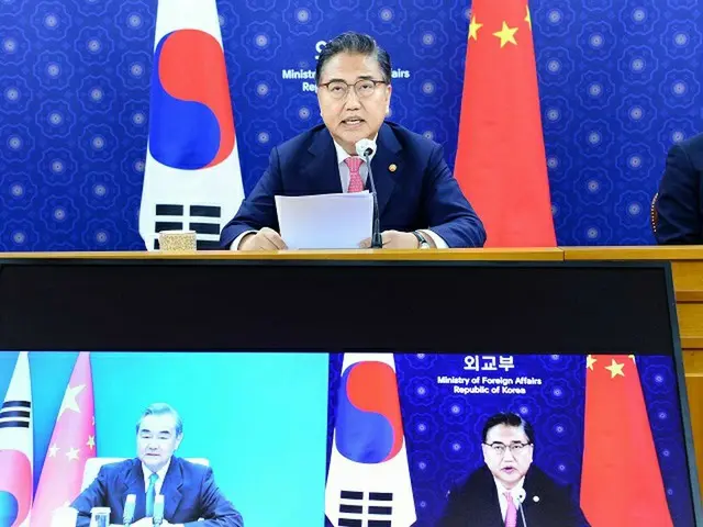 今月16日、韓国の朴振外相（上と右）が、中国の王毅 国務委員兼外相とオンライン会談を行なっている様子（画像提供:wowkorea）