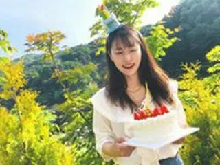ギュリ（KARA）、本日（5/21）34歳の誕生日…ケーキを手に初々しい笑顔で“まるで少女のよう”