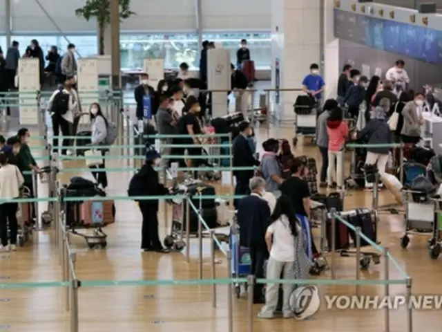 仁川国際空港第1旅客ターミナルの出発ロビー。海外に出掛ける人が増え始めている（資料写真）＝（聯合ニュース）